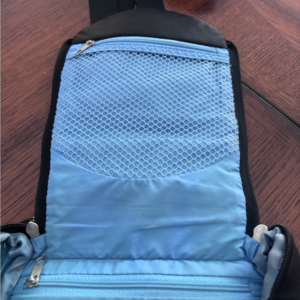 Travelon Anti-Theft Classic Small East/West Crossbody bag - Picture 4 of 12